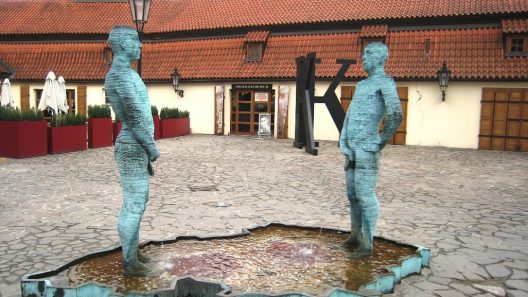Facts about Prague Пісяючі скульптури біля музею Кафки
