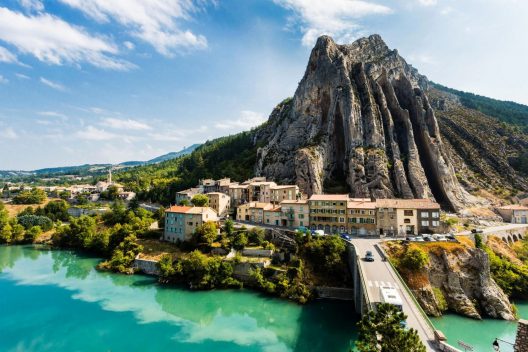 Sisteron Сістерон підніжжя скелі